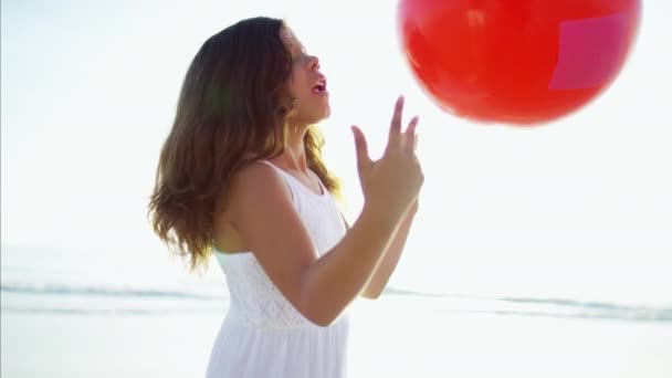 Fille avoir amusant avec ballon — Video