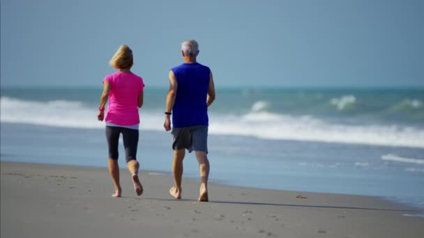 Casal mantendo em forma na praia — Vídeo de Stock