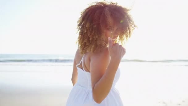 Mujer disfrutando de vacaciones de verano — Vídeos de Stock