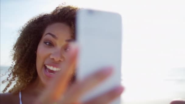 Feminino conversando no telefone inteligente — Vídeo de Stock