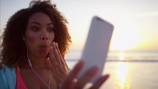 Hembra tomando una foto — Vídeos de Stock