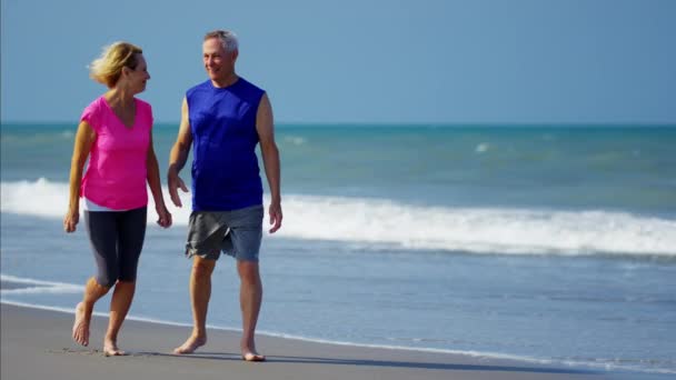 Pareja corriendo en la playa — Vídeos de Stock