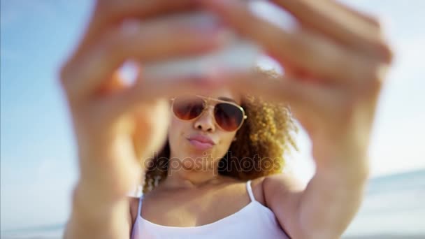 Fêmea tirando uma foto selfie — Vídeo de Stock