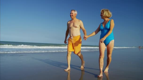 Casal relaxante na praia — Vídeo de Stock