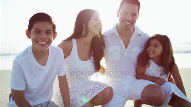 Padres e hijos disfrutando del verano — Vídeos de Stock