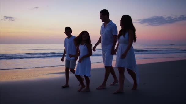 Niños caminando con los padres junto al océano — Vídeos de Stock