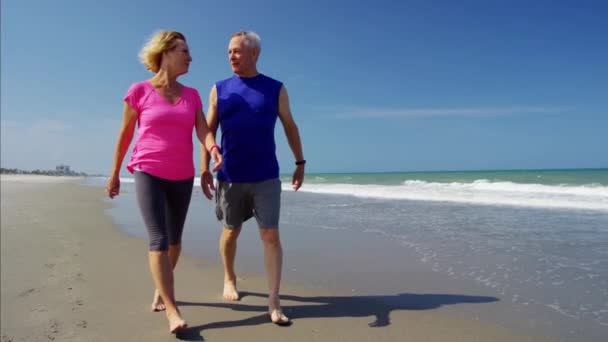 Paar hält sich am Strand fit — Stockvideo