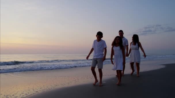 Familia caminando por la playa — Vídeos de Stock