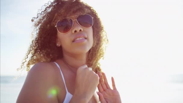 Mujer vistiendo gafas de sol aviador — Vídeos de Stock