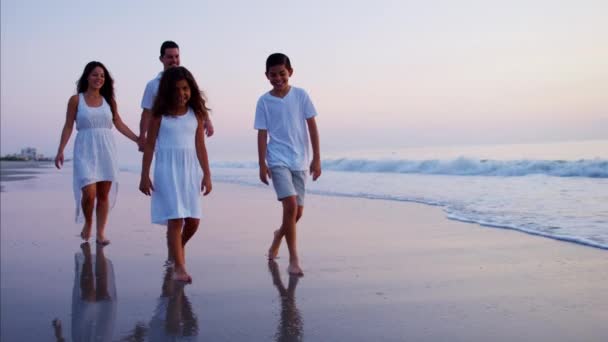 Familj promenader på stranden — Stockvideo