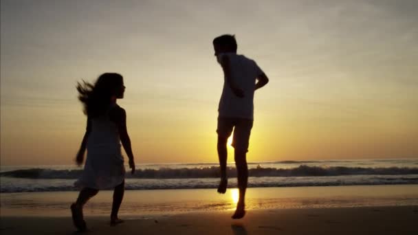 Ouders en kinderen plezier op het strand — Stockvideo