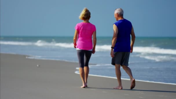 Пара сохраняя форму на пляже — стоковое видео