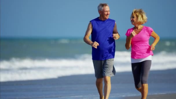Couple running on the beach — Stock Video