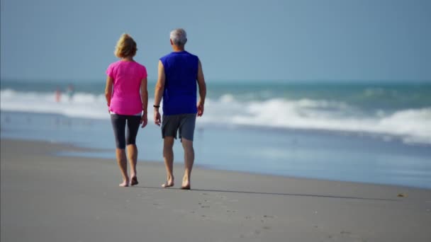 Casal desfrutando de exercício na praia — Vídeo de Stock
