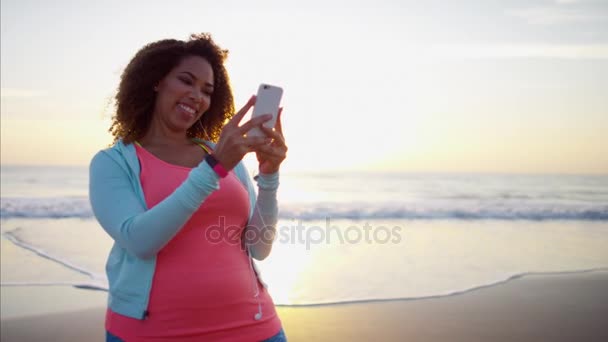 Mujer tomando foto selfie — Vídeos de Stock