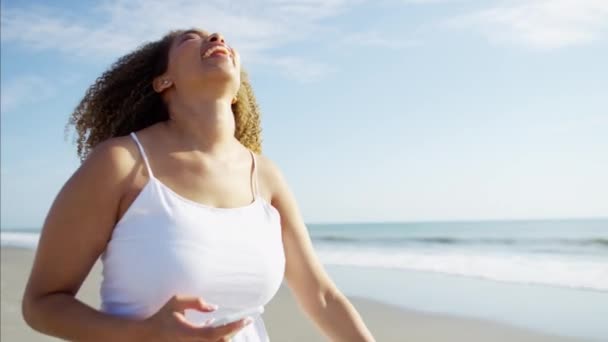 Mujer relajándose en la playa — Vídeo de stock