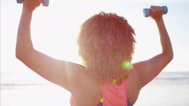 Female doing arm raises with weights — Stock Video