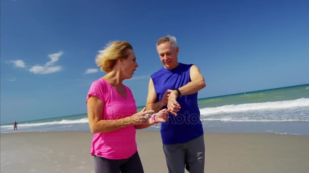 Couple enjoying exercise on the beach — Stock Video