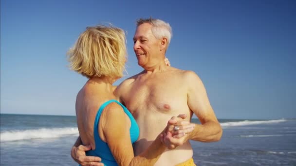 Pareja bailando en la playa — Vídeos de Stock