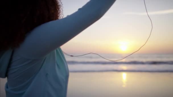 Mujer escuchando música con teléfono inteligente — Vídeos de Stock