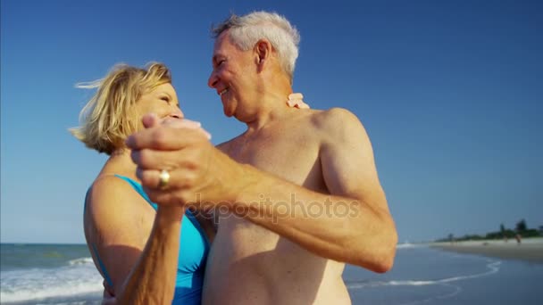 Couple dancing on the beach — Stock Video