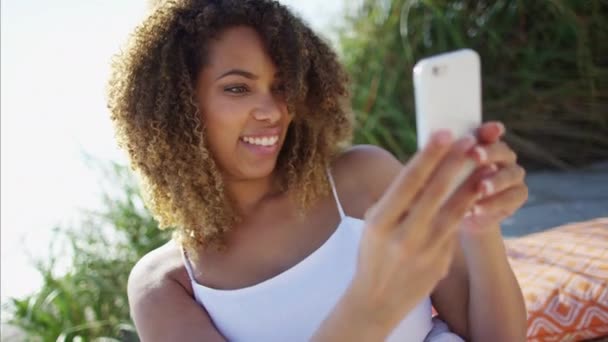 Feminino usando um telefone inteligente — Vídeo de Stock