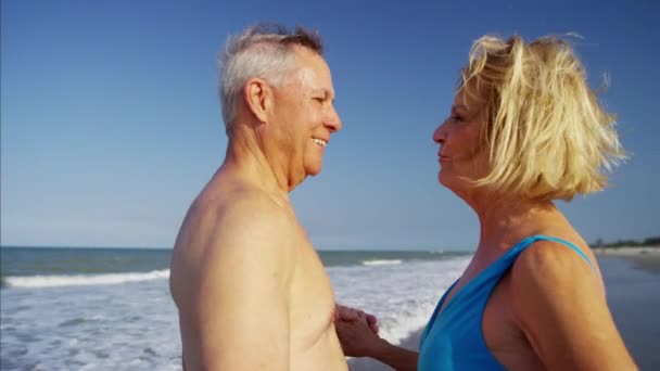 Seniorer dansa på stranden — Stockvideo