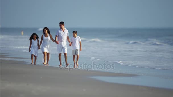 Familia caminando en la playa — Vídeo de stock