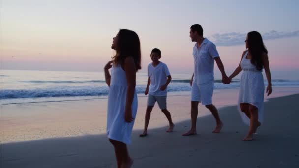 Familie geht am Strand spazieren — Stockvideo