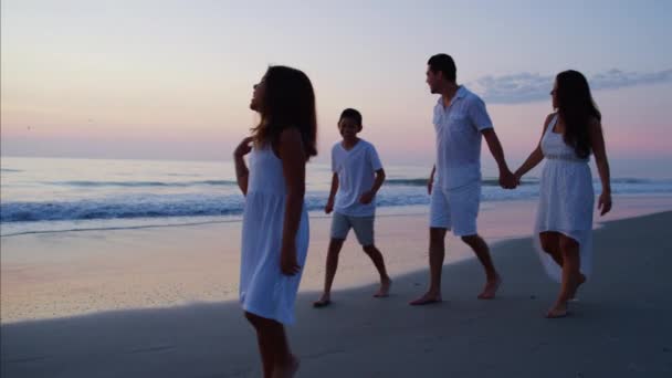 Familia caminando por la playa — Vídeo de stock