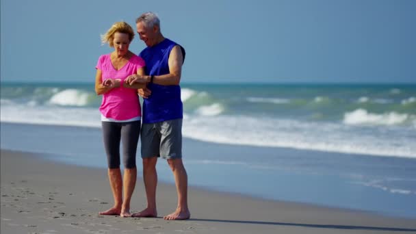 Seniors corriendo en la playa — Vídeo de stock