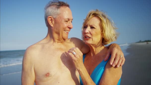 Seniors en maillots de bain sur la plage — Video