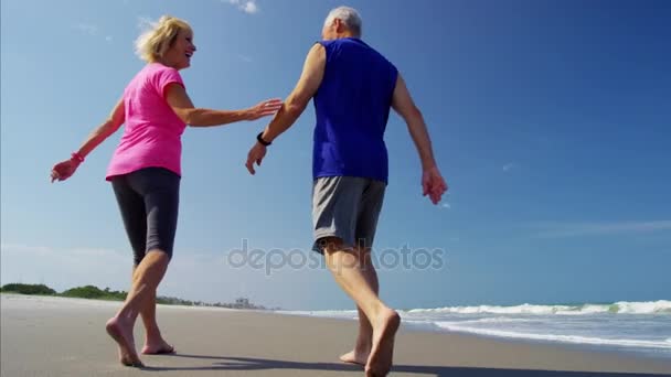 Koppel wandelen op het strand — Stockvideo