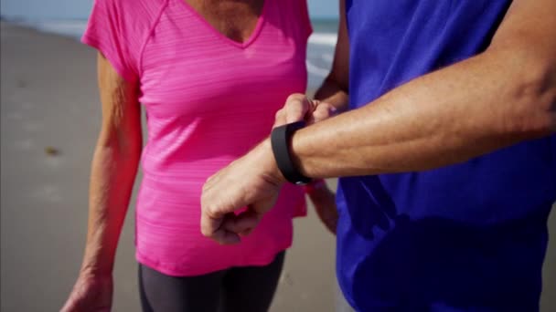 Пара використовує спортивний годинник — стокове відео