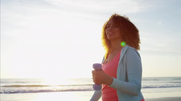 Feminino fazendo exercício com halteres — Vídeo de Stock