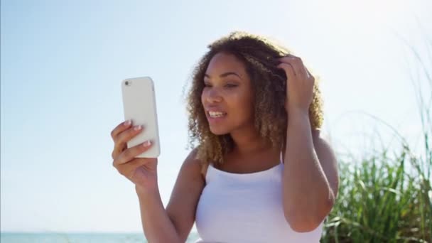 Feminino usando um telefone inteligente — Vídeo de Stock