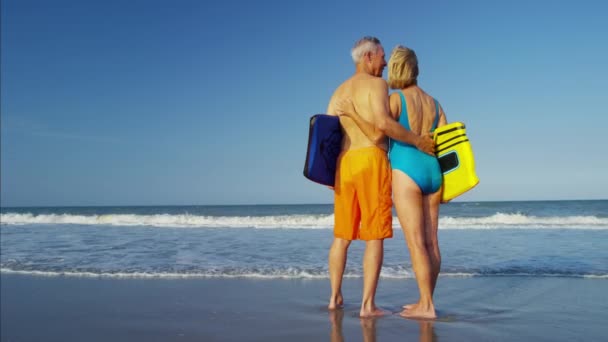 Pareja con body board en la playa — Vídeo de stock