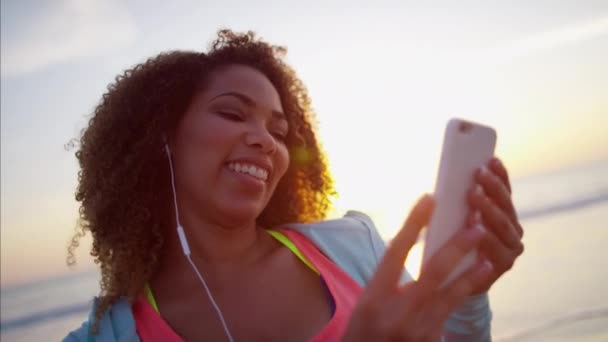 Feminino usando telefone inteligente — Vídeo de Stock