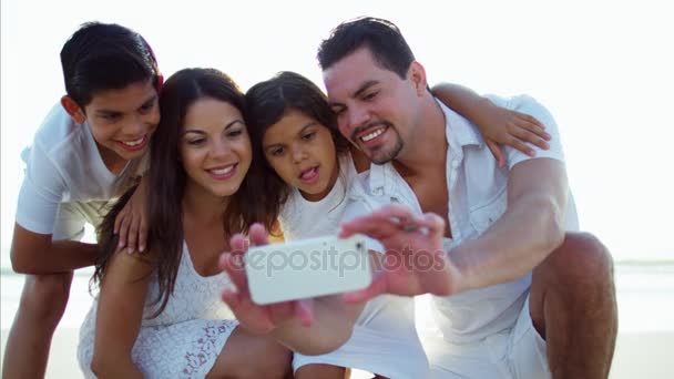 Famiglia che si fa un selfie — Video Stock