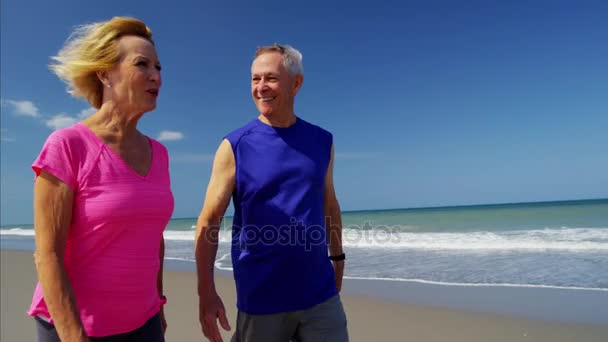 Pareja mantenerse en forma en la playa — Vídeos de Stock