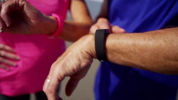 Seniorów za pomocą zegarki sportowe — Wideo stockowe
