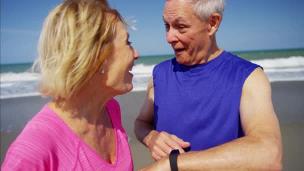 Couple exercising on the beach — Stock Video