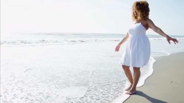 Feminino desfrutando de verão em uma praia — Vídeo de Stock