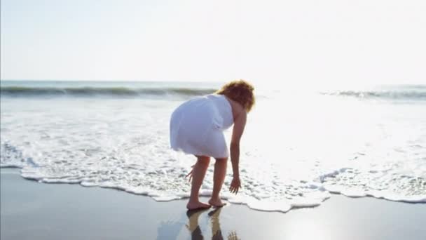 Feminino remando descalço na praia — Vídeo de Stock