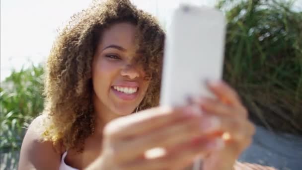 Feminino usando um telefone inteligente — Vídeo de Stock