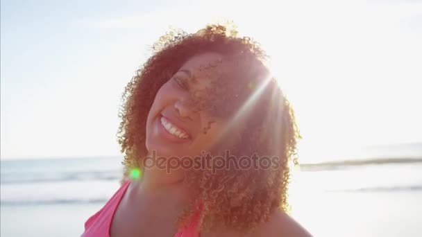 Mujer relajándose en la playa — Vídeos de Stock