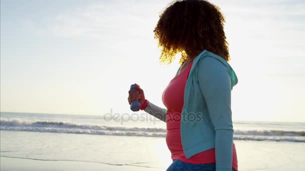 Mujer haciendo ejercicio con pesas — Vídeos de Stock