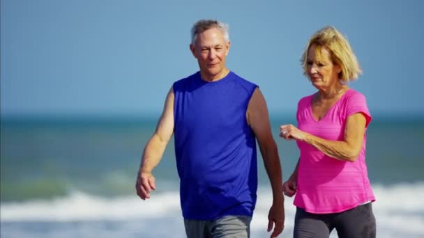 Seniorzy, utrzymanie fit na plaży — Wideo stockowe