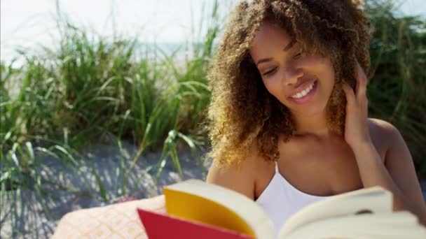 Mujer leyendo un libro — Vídeo de stock