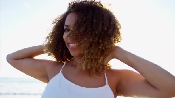 Женщина на пляже расслабленной — стоковое видео